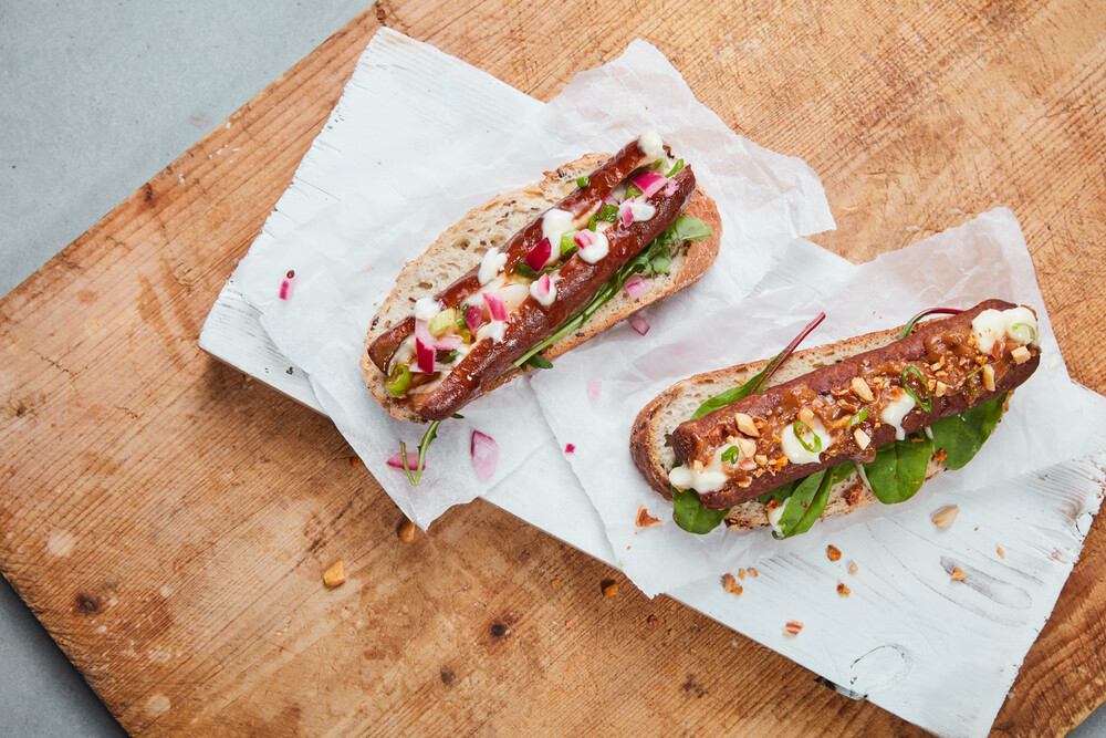 Frikandel met saté-topping