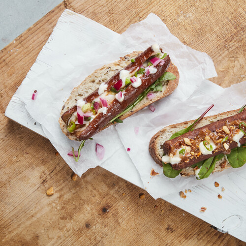 Frikandel met saté-topping