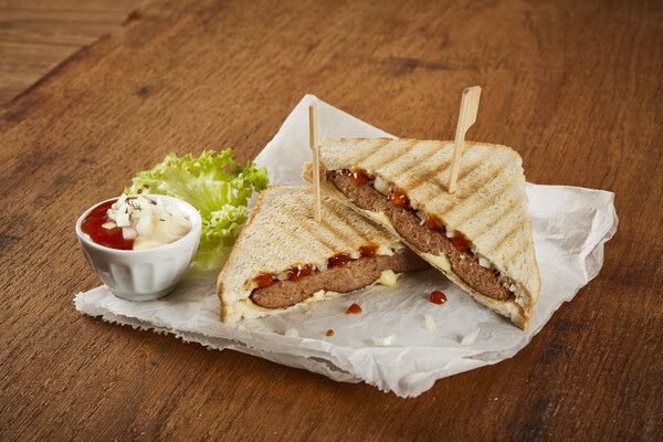 Frikandelburger Tosti