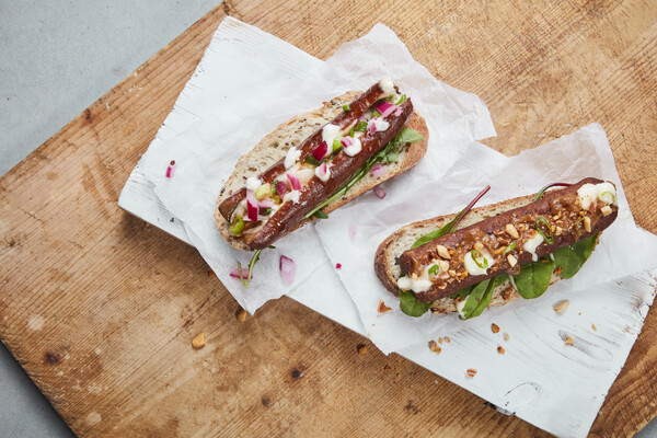 Frikandel met saté-topping